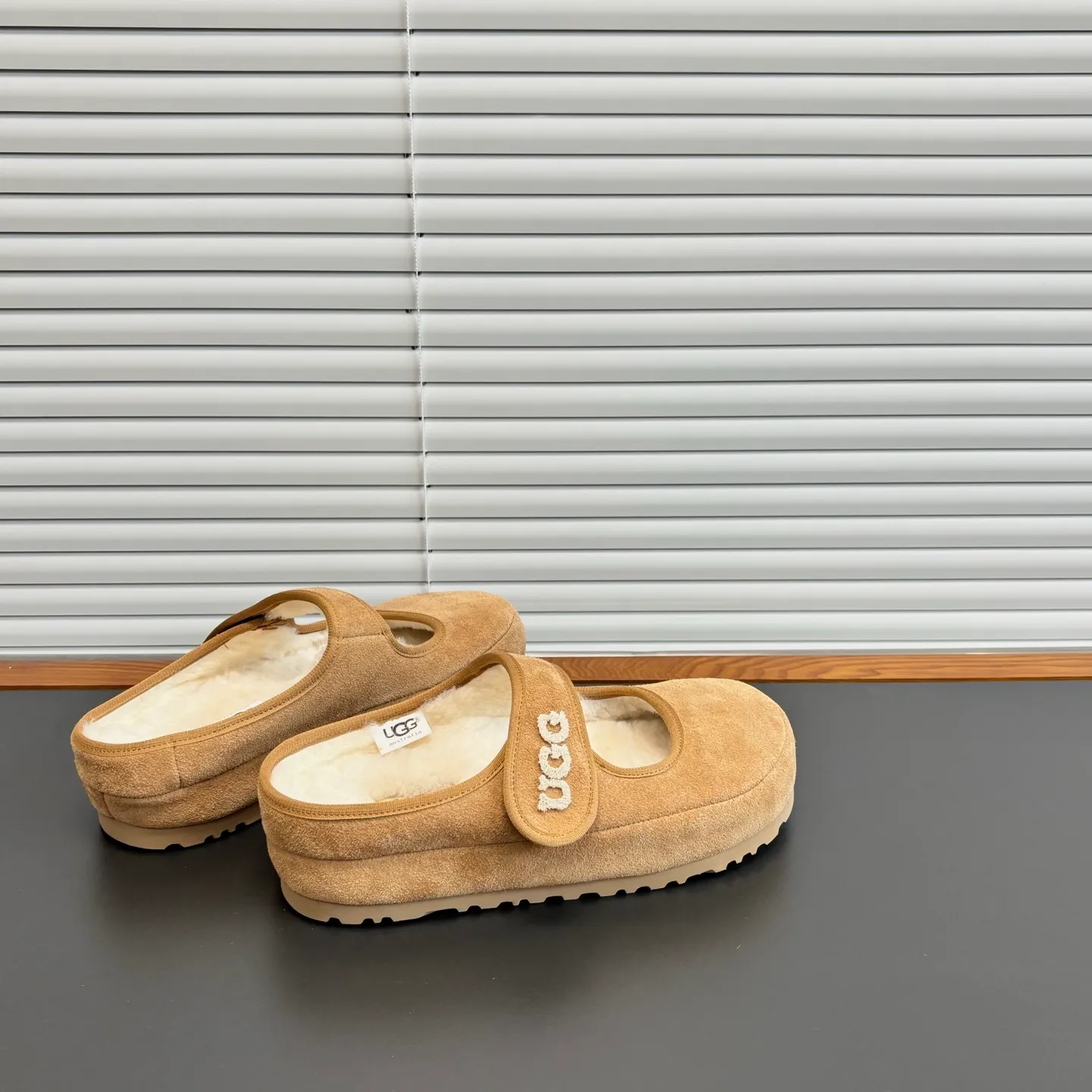 💰460 Ugg Toothbrush Embroidered Wool Mary Jane Version 2.0 The popular model is back. It has a soft and waxy winter feel. It is the right choice. Customized cow suede with Australian merino wool. The built-in heightening water table invisible increases the height by 4 cm. The texture is great. It is easy to put on and take off. Size: 35 - 40